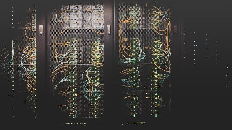 Foto van een serverrack met gekleurde lampjes en kabels